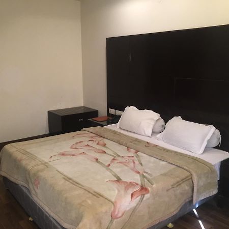 Hotel Vipul Grand Gurgaon Eksteriør billede
